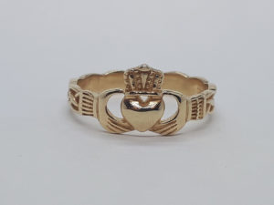 Ladies 9ct Claddagh Ring with weaved band (Gold) by Dingle Goldsmiths
